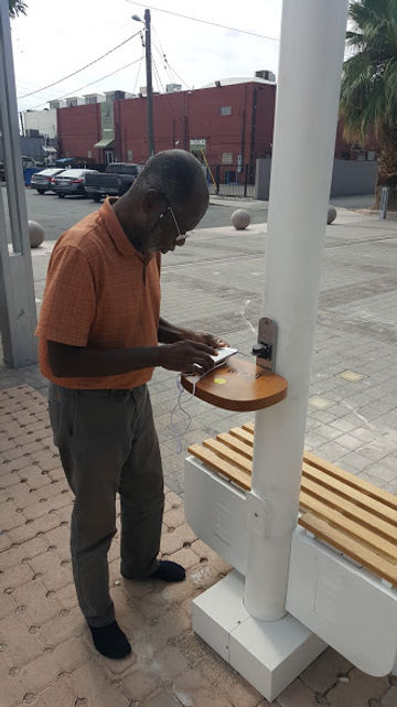 solar street light with charging station